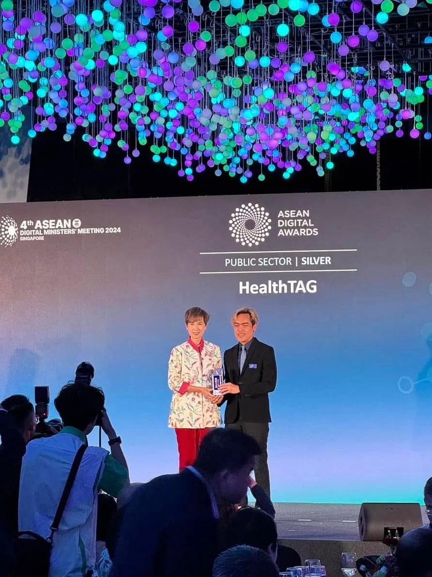 ผู้แทน HealthTAG กับรางวัลรองชนะเลิศ ASEAN Digital Awards 2024