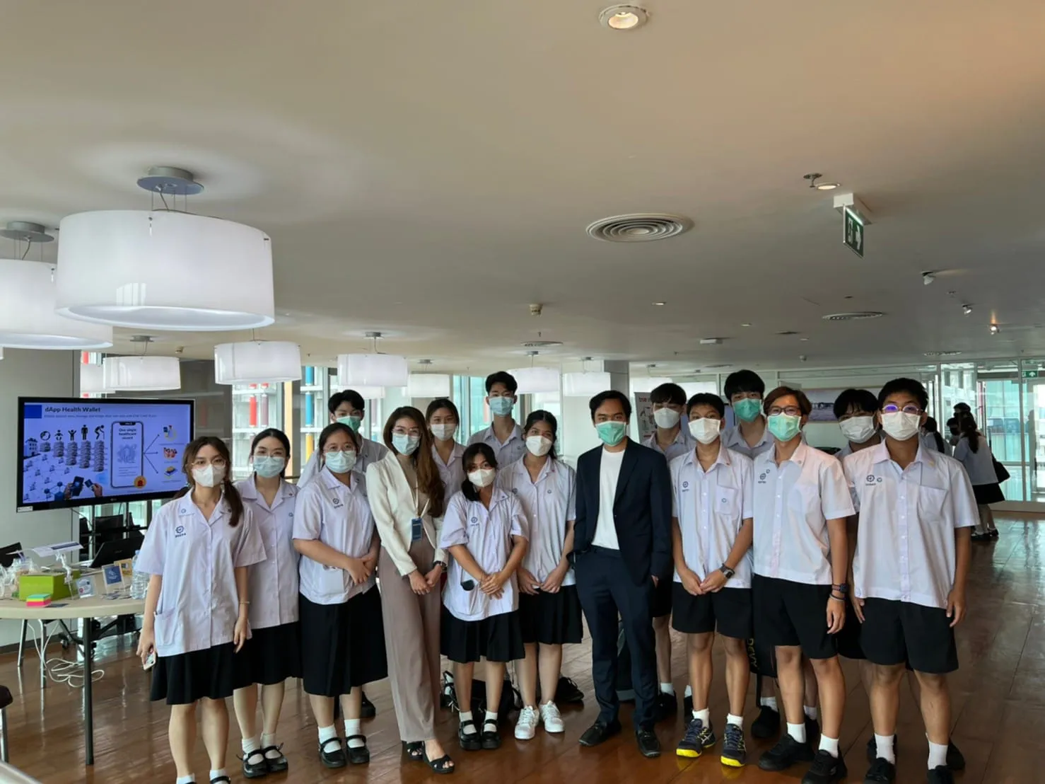 นักเรียนสาธิตประสานมิตรและผู้นำเสนอยืนถ่ายภาพร่วมกันที่ศูนย์วิจัยการแพทย์ศิริราช